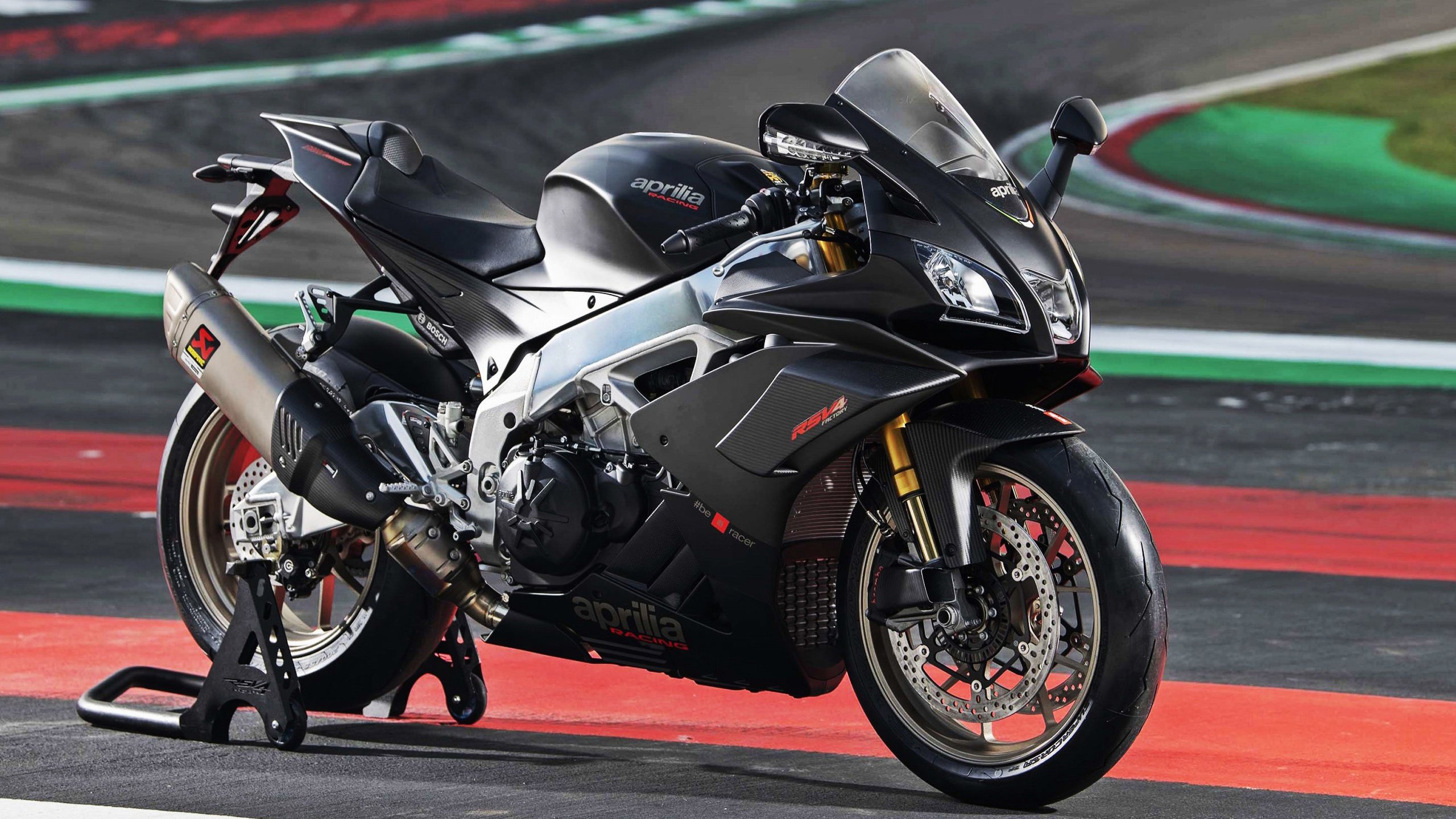 AYX体育-世界杯激烈角逐：精彩瞬间不断涌现！，世界杯激动人心时刻